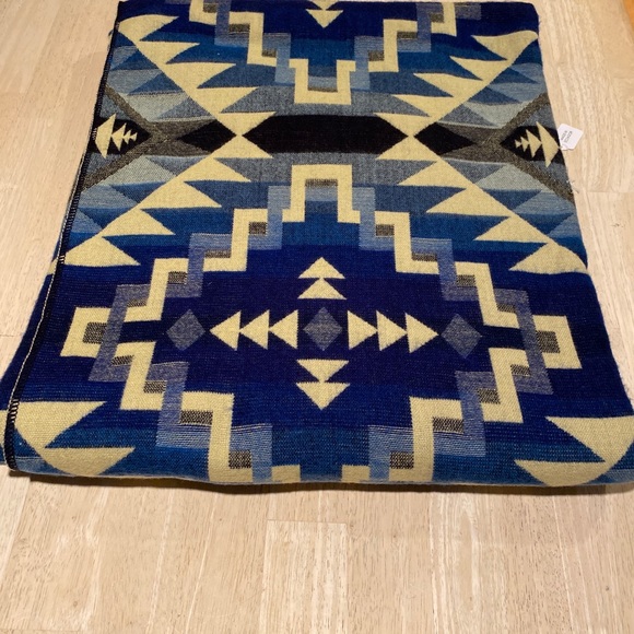 Gorgeous Alpaca soft blanket. New n… - Picture 2 of 5